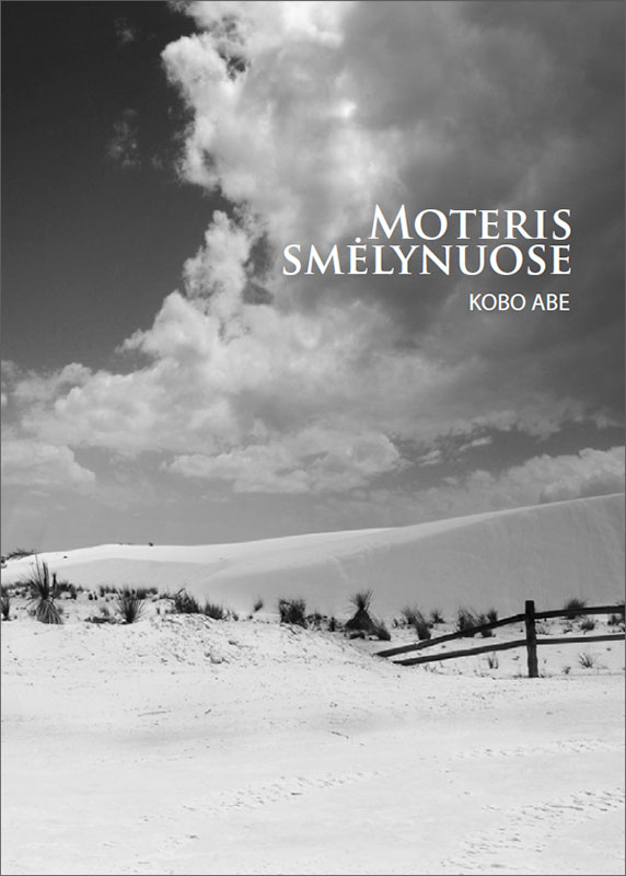 Moteris smėlynuose
